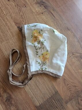 Embroidered Floral Cotton Bonnet in White and Brown